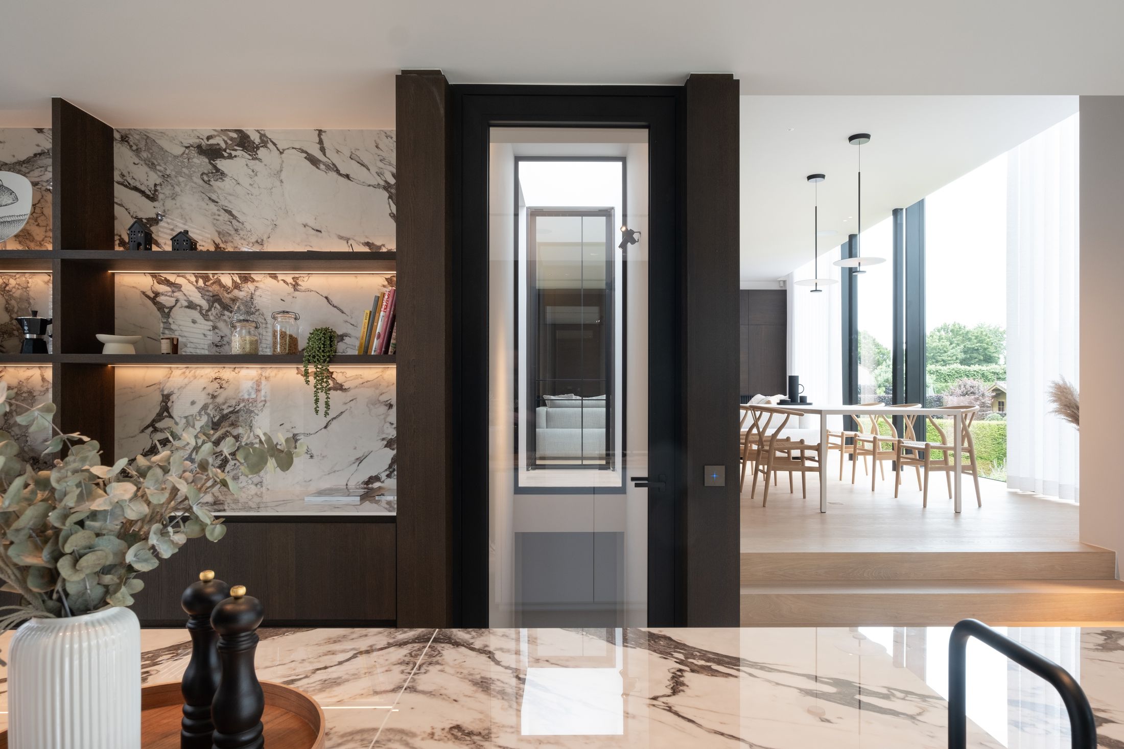 Project DC: keuken met marmer, donker hout en verlichte nissen