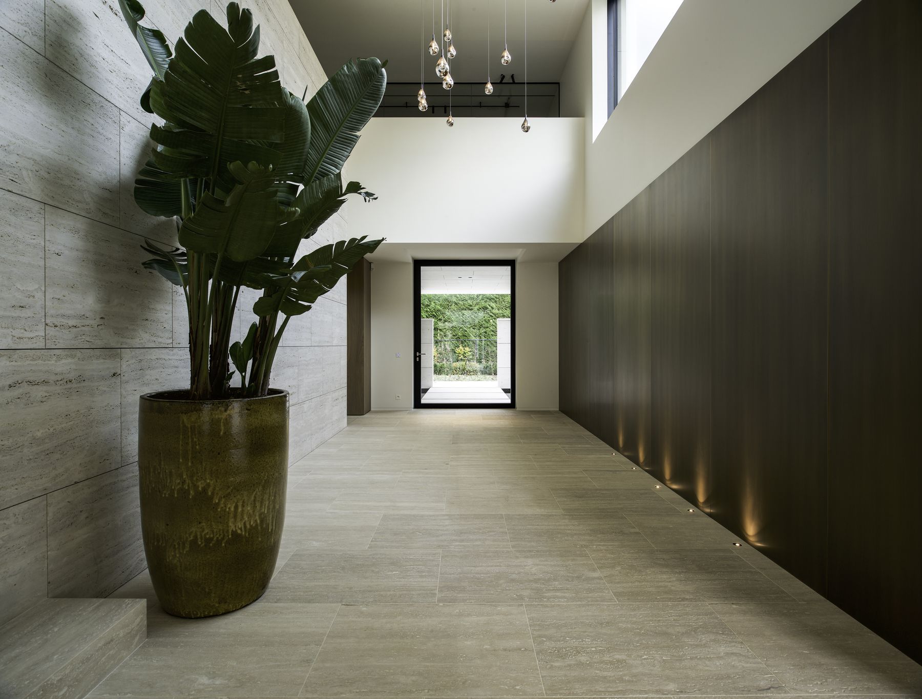 Hal met natuursteen, houten wand en grondspots