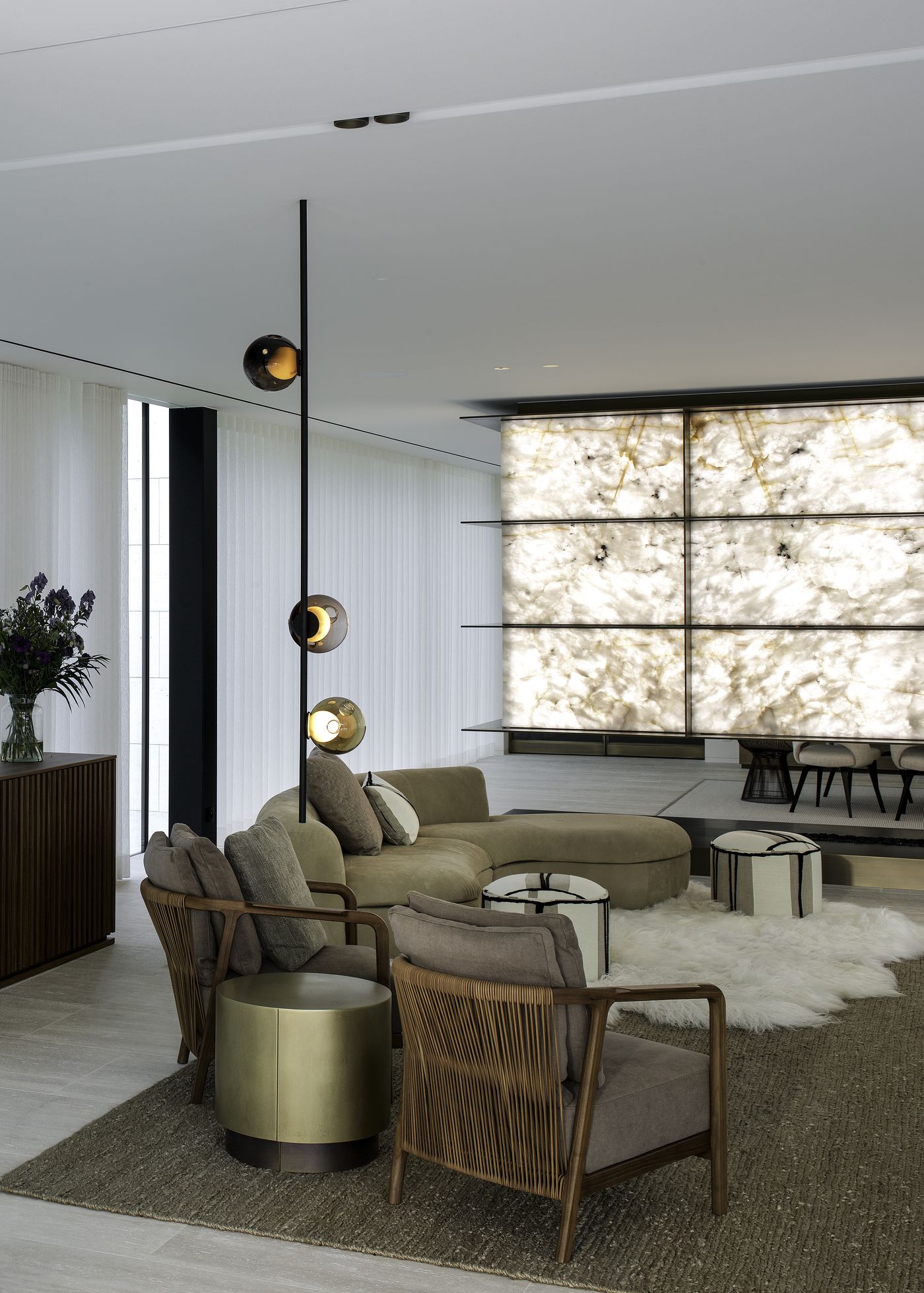 Leefruimte met verlichte onyxwand en designverlichting